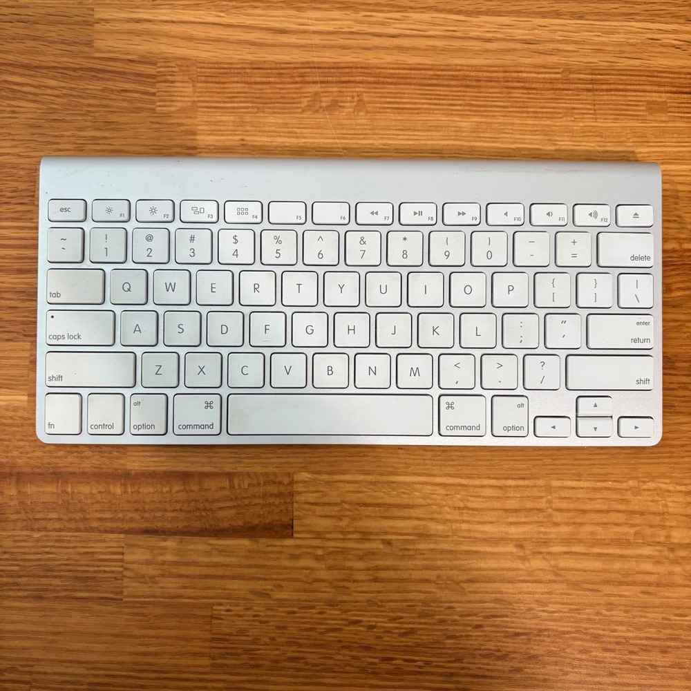 Apple Wireless Keyboard A1314 Bluetooth Aluminum Silver Tested & Works Good